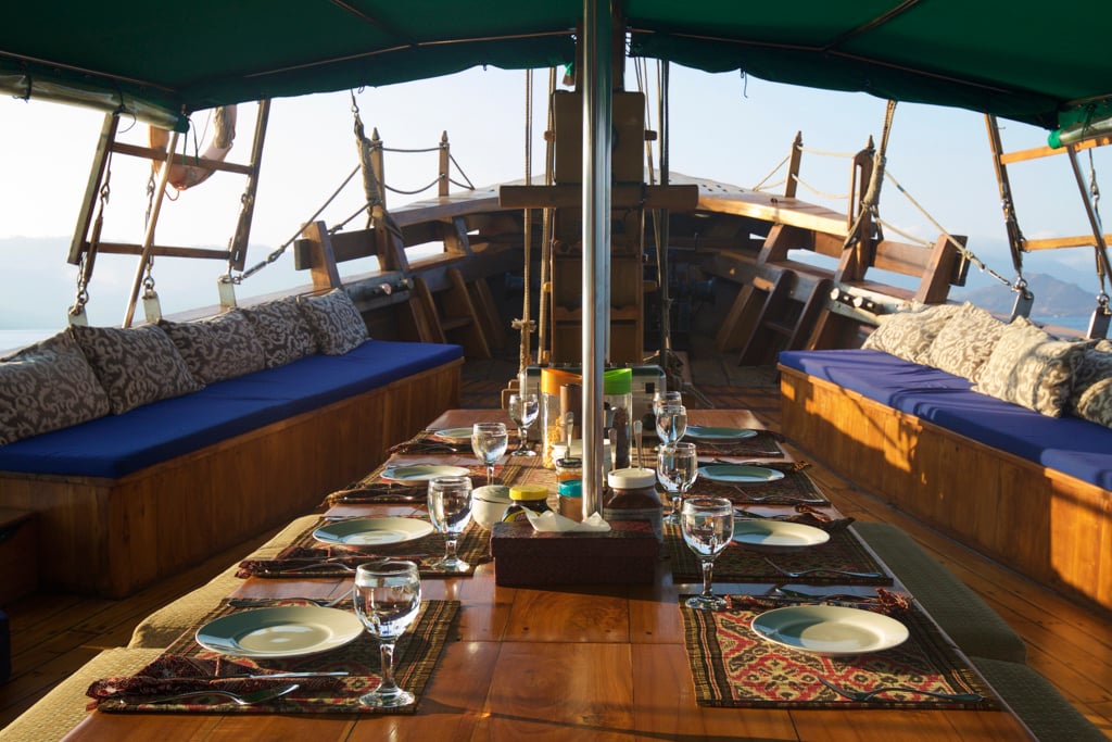 Tiger Blue Private Yacht Indonesien Familienluxusreisen TheFamilyProject Dining