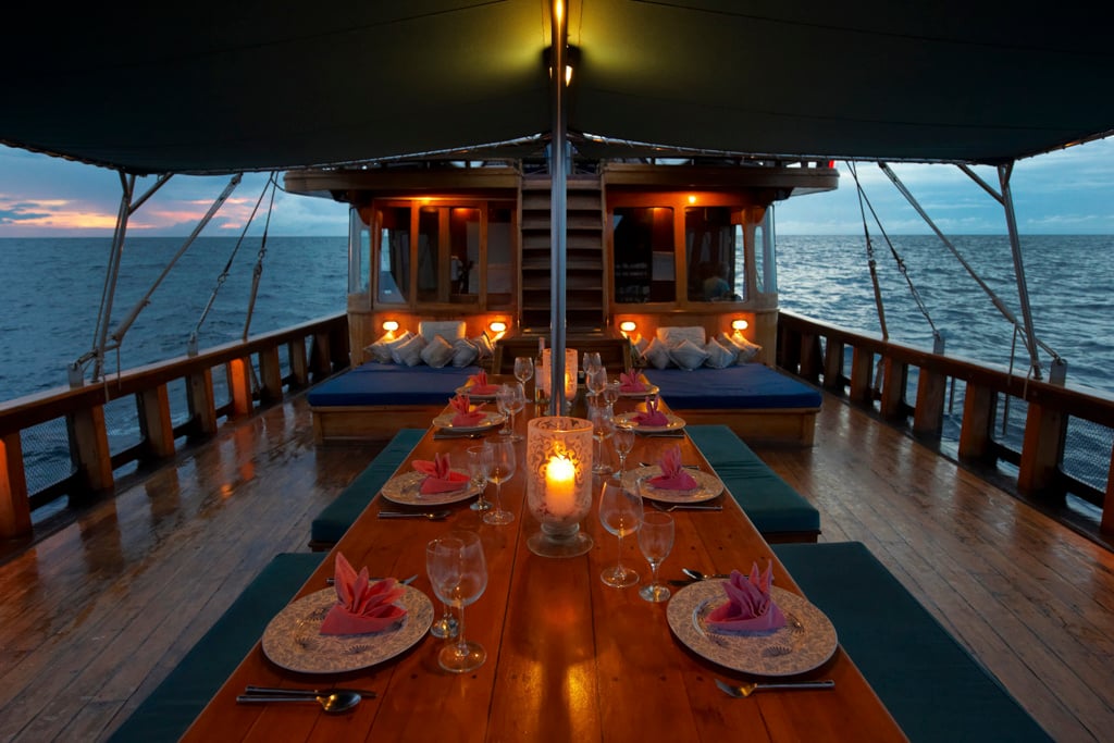 Tiger Blue Private Yacht Indonesien Familienluxusreisen TheFamilyProject Dinner