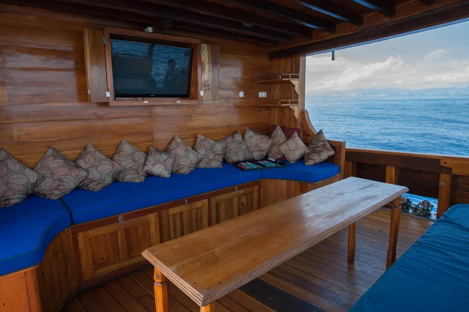 tiger-blue-private-yacht-lounge