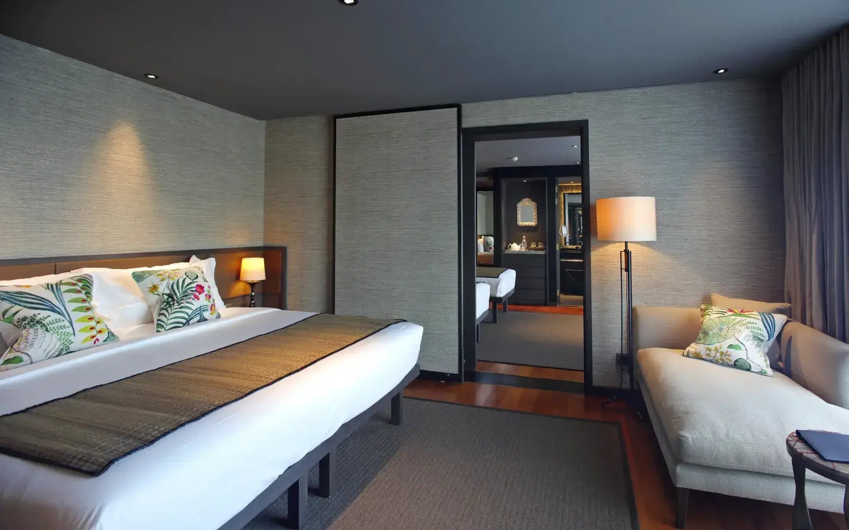 Aqua Nera Suite mit Doppelbett und kleiner Lounge