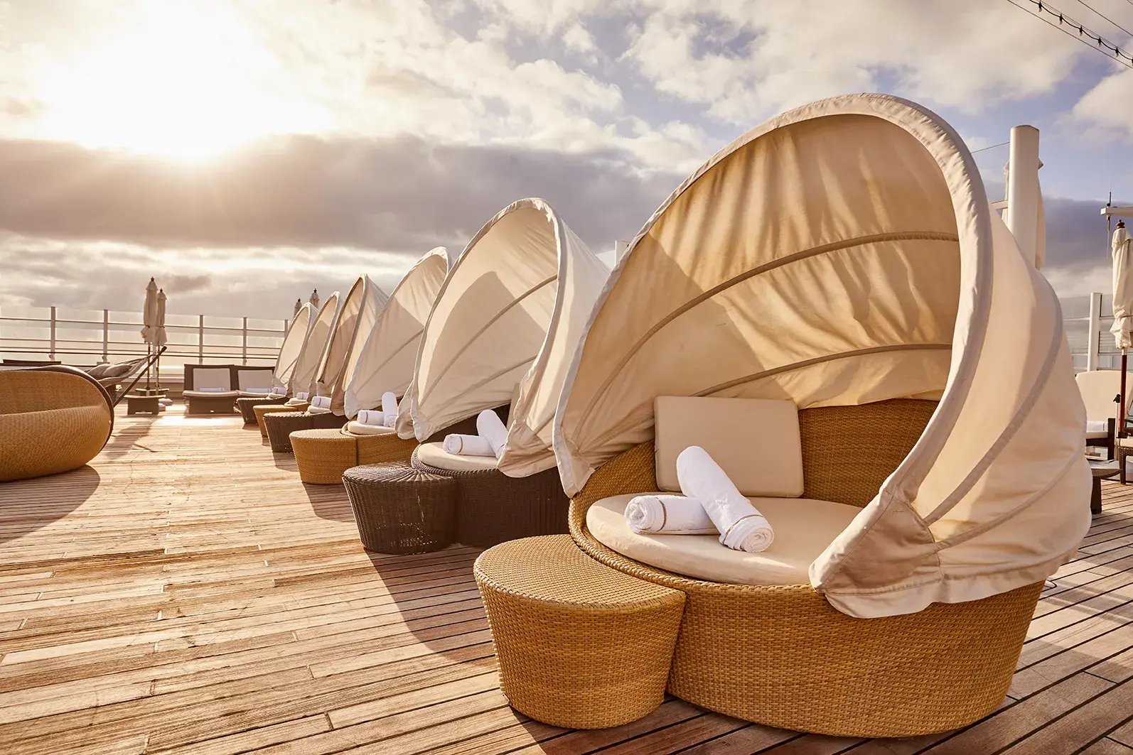 Europa 2 Sonnendeck Lounge mit Aussicht 