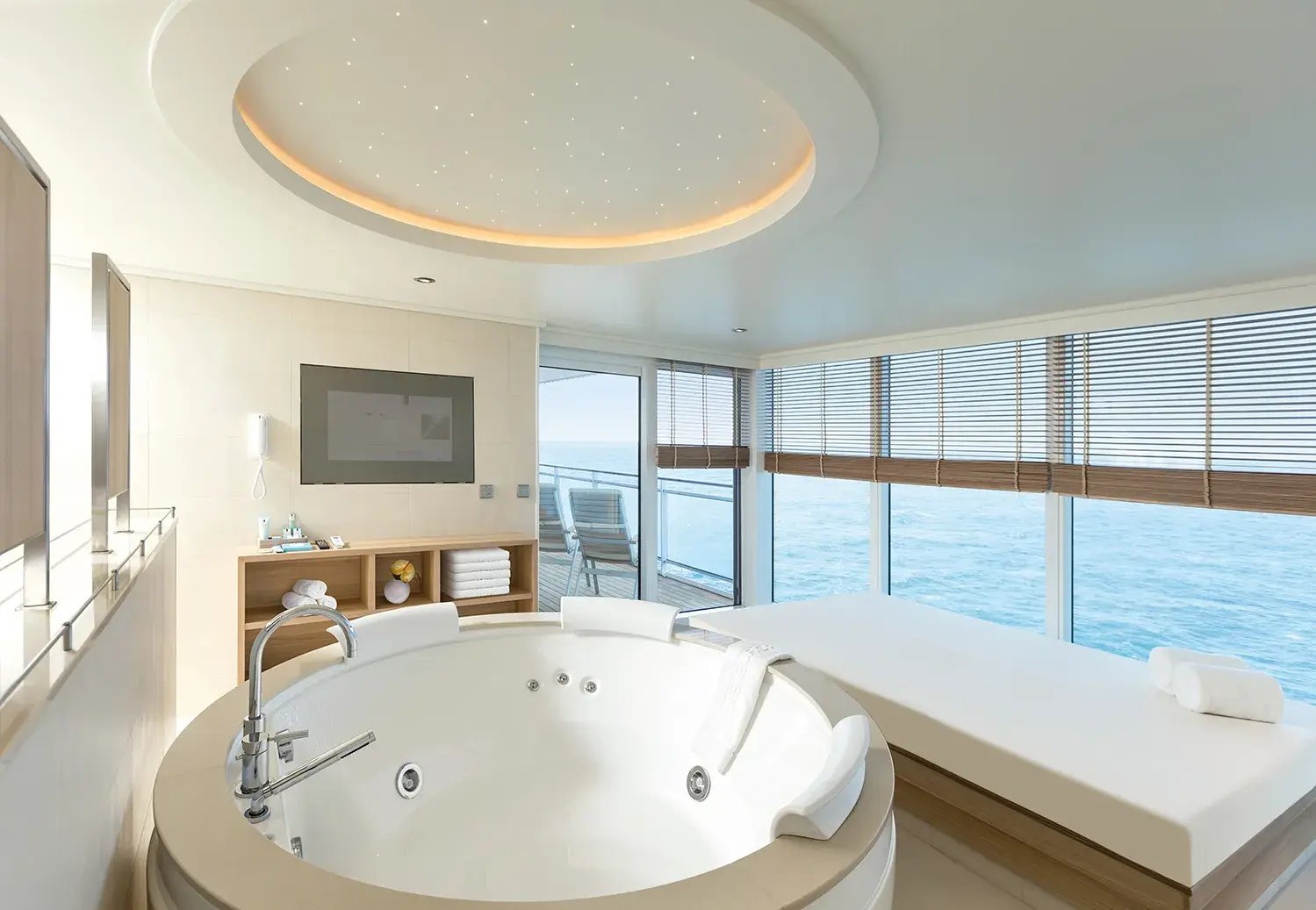 Europa 2 Whirlpool in der Suite an Deck 