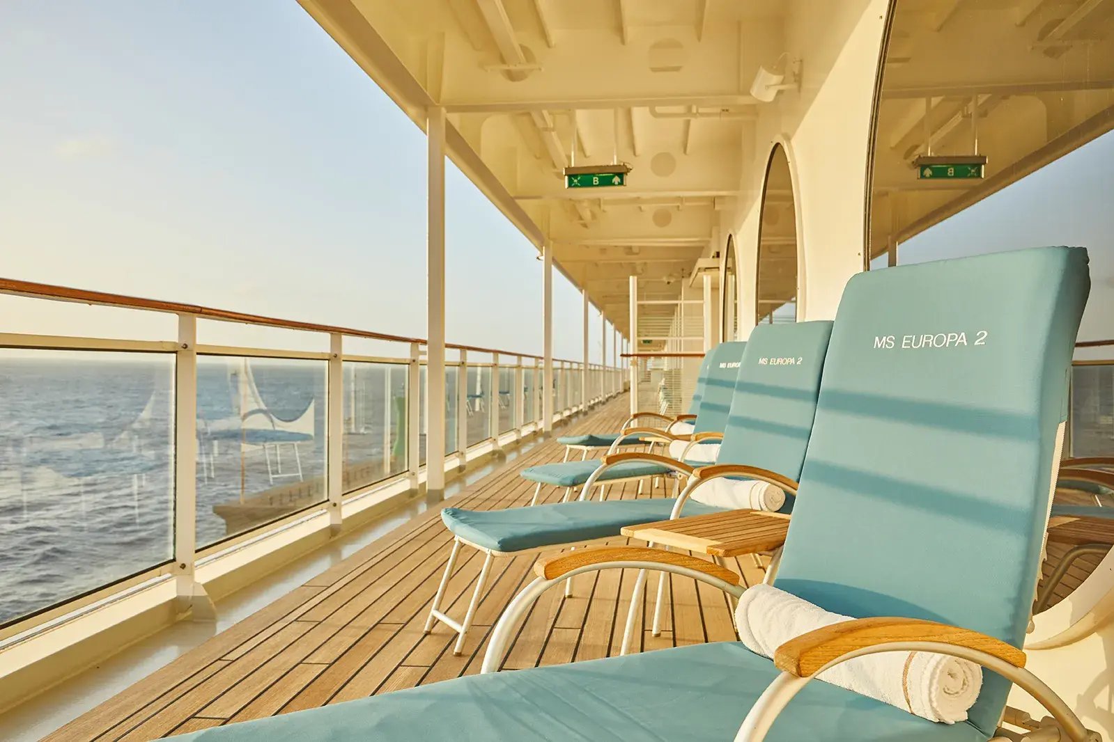 Europa 2 Aussenbereich mit Lounge 