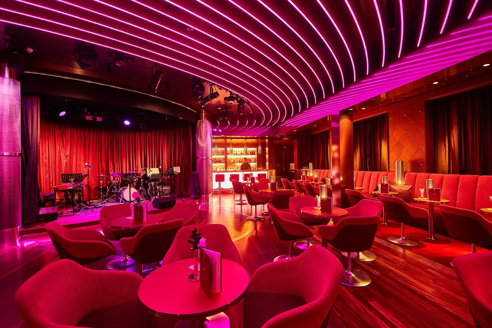 Europa 2 Club und Bar mit Aufführungen 
