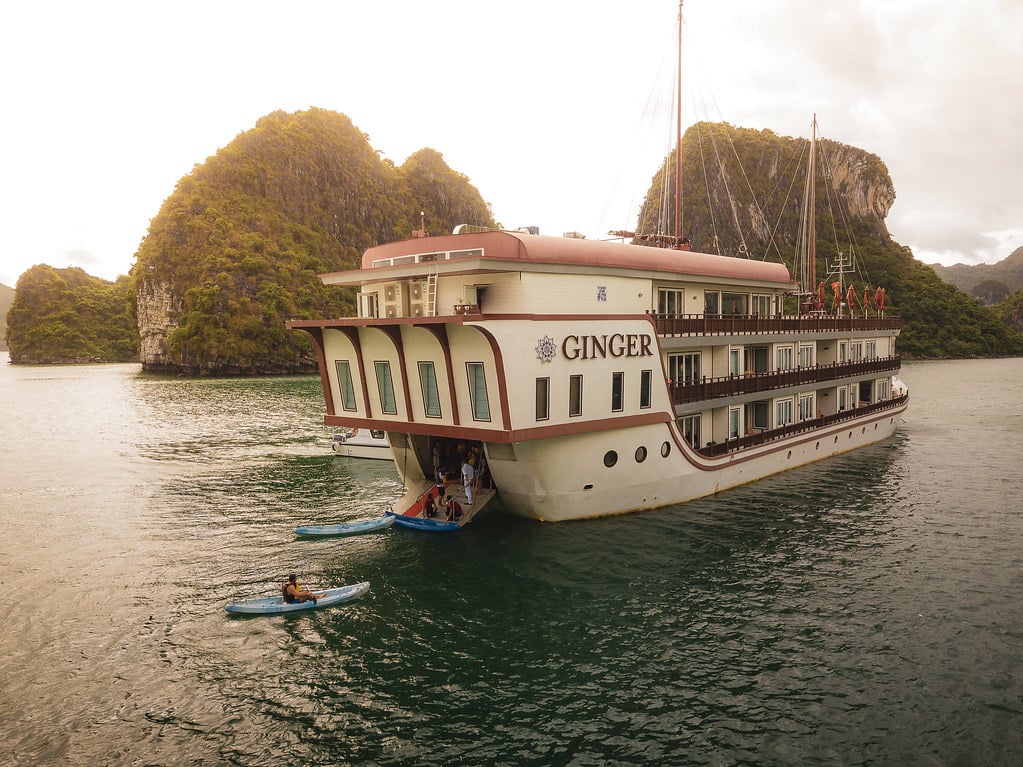 heritage-line-halong-bay-ginger-vietnam-familienluxusreisen-thefamilyproject-cruise-aussen