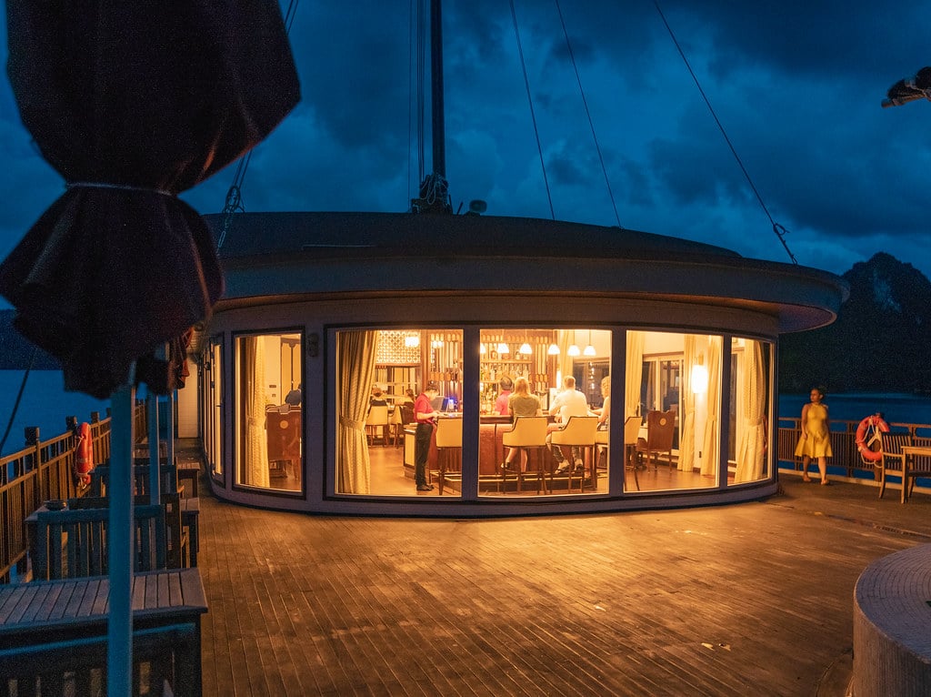 heritage-line-halong-bay-ginger-vietnam-familienluxusreisen-thefamilyproject-cruise-bar