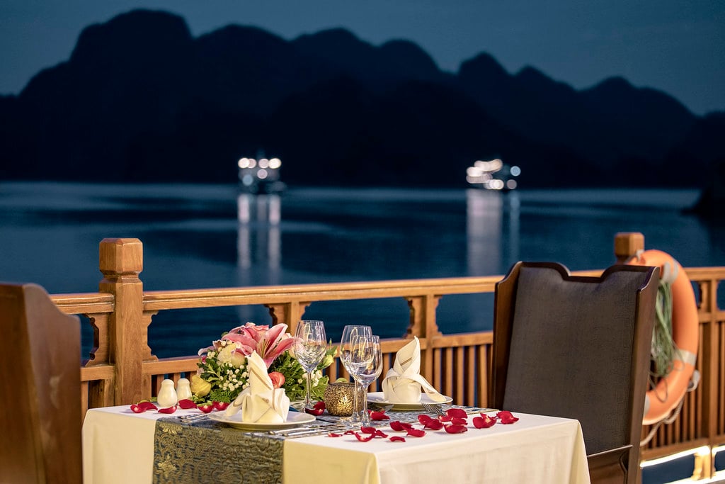 heritage-line-halong-bay-ginger-vietnam-familienluxusreisen-thefamilyproject-cruise-dining