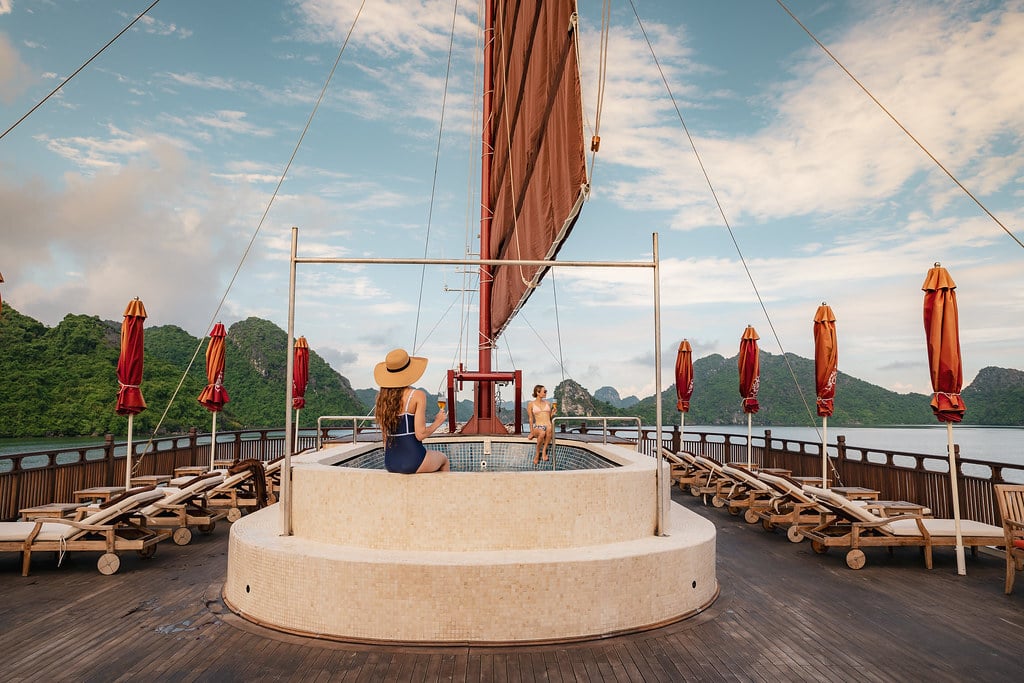 heritage-line-halong-bay-ginger-vietnam-familienluxusreisen-thefamilyproject-cruise-pool-sundeck