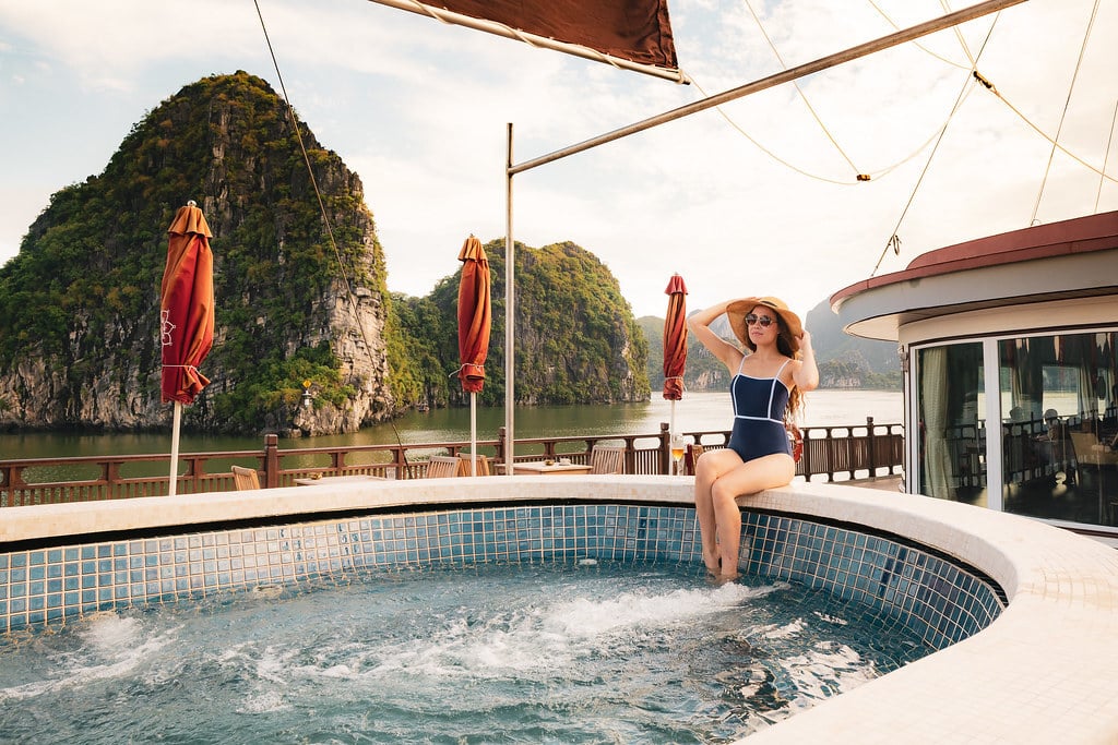 heritage-line-halong-bay-ginger-vietnam-familienluxusreisen-thefamilyproject-cruise-pool