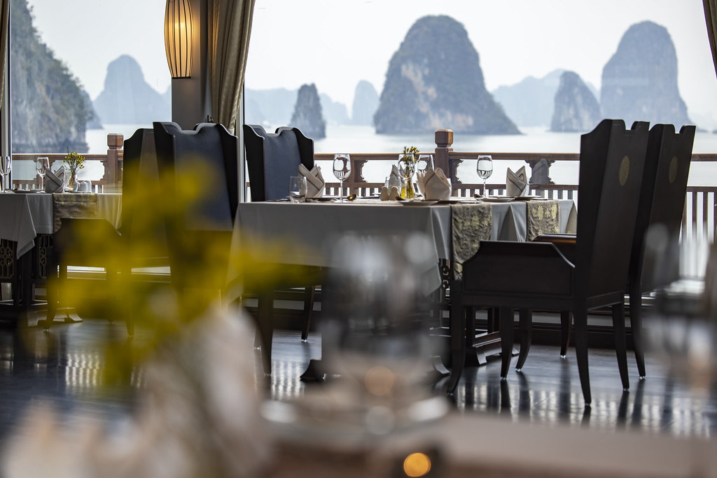 heritage-line-halong-bay-ginger-vietnam-familienluxusreisen-thefamilyproject-cruise-restaurant