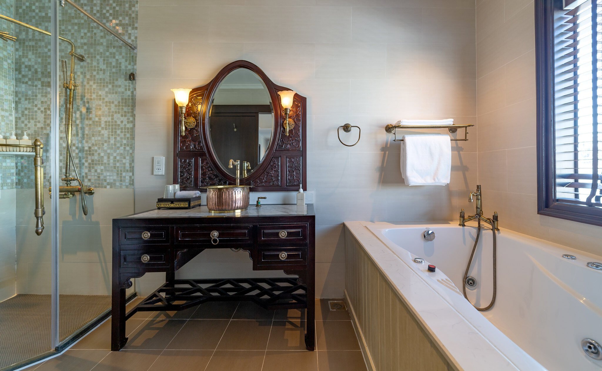 Heritage Line Halong Bay Violet Familienluxusreisen TheFamilyProject Badezimmer