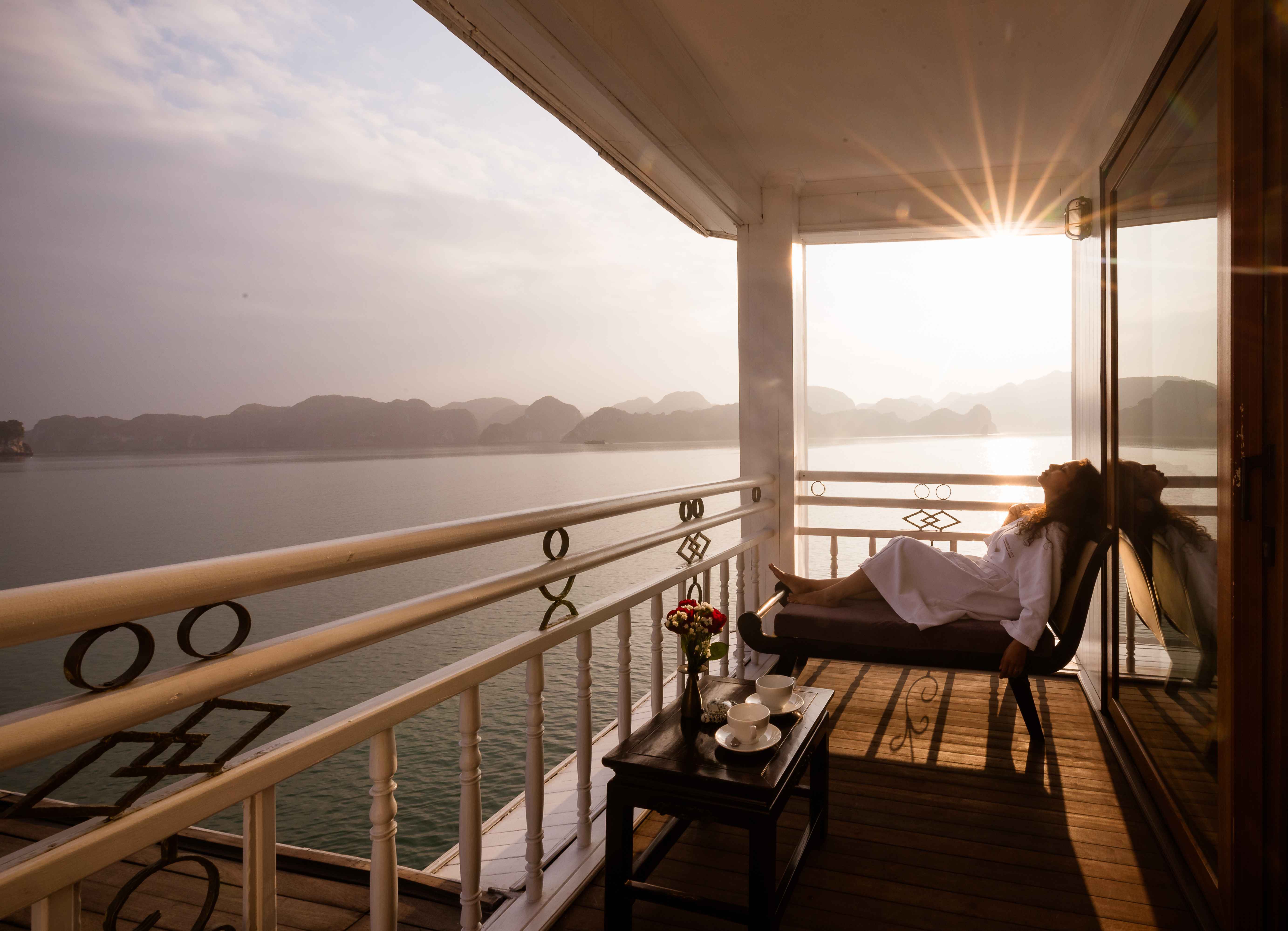 Heritage Line Halong Bay Violet Familienluxusreisen TheFamilyProject Balkon