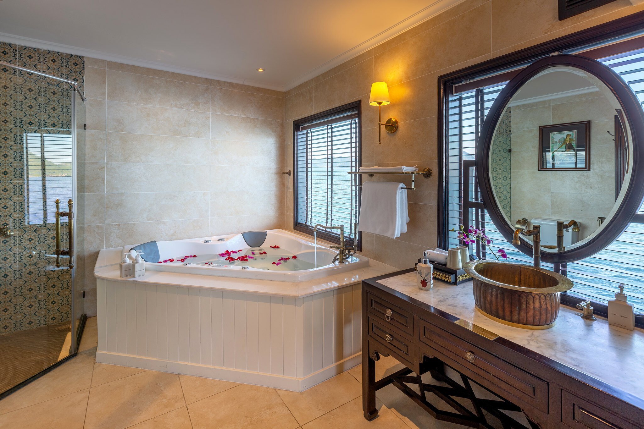 Heritage Line Halong Bay Violet Familienluxusreisen TheFamilyProject Jacuzzi