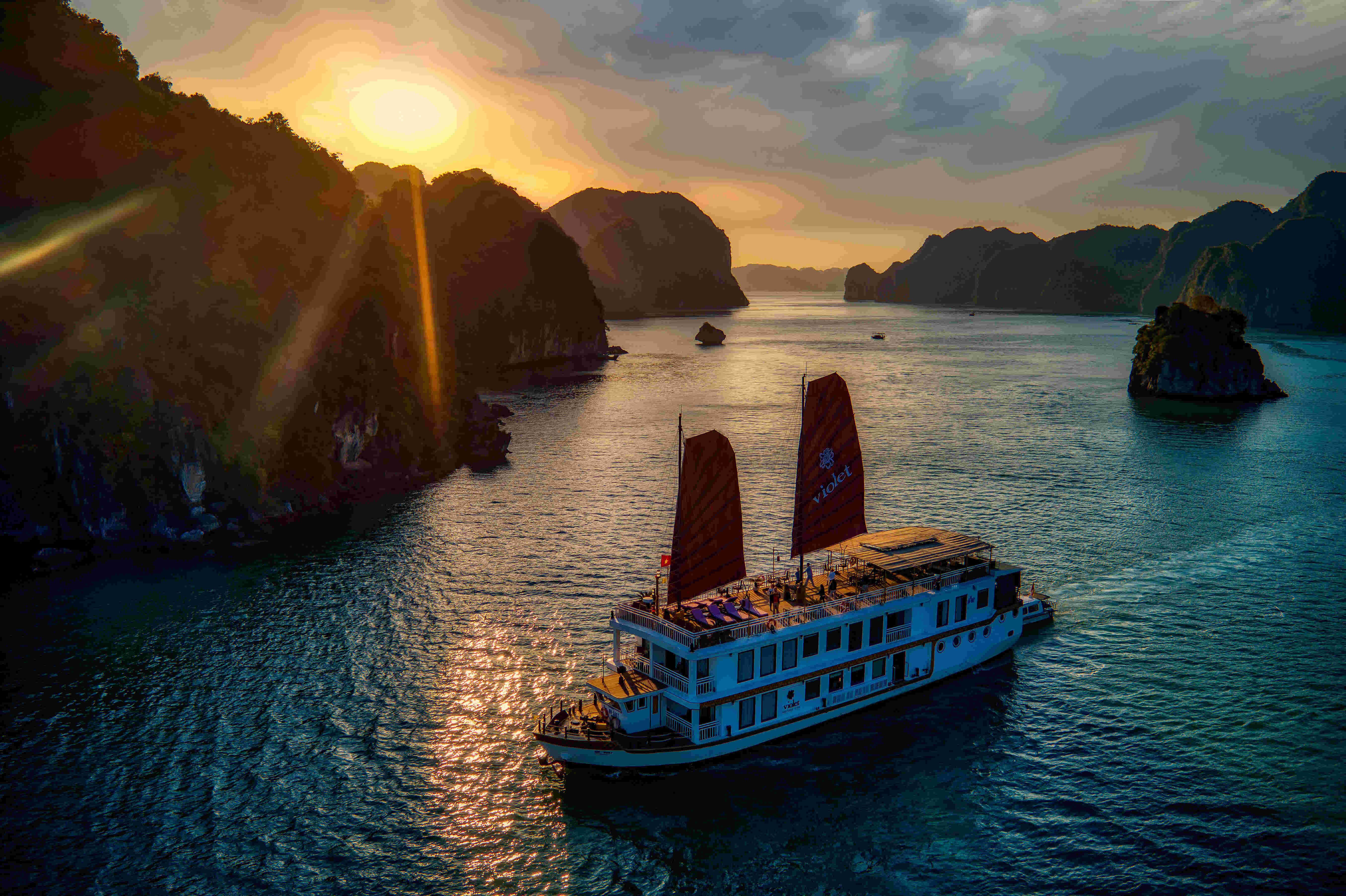 Heritage Line Halong Bay Violet Familienluxusreisen TheFamilyProject Schiff