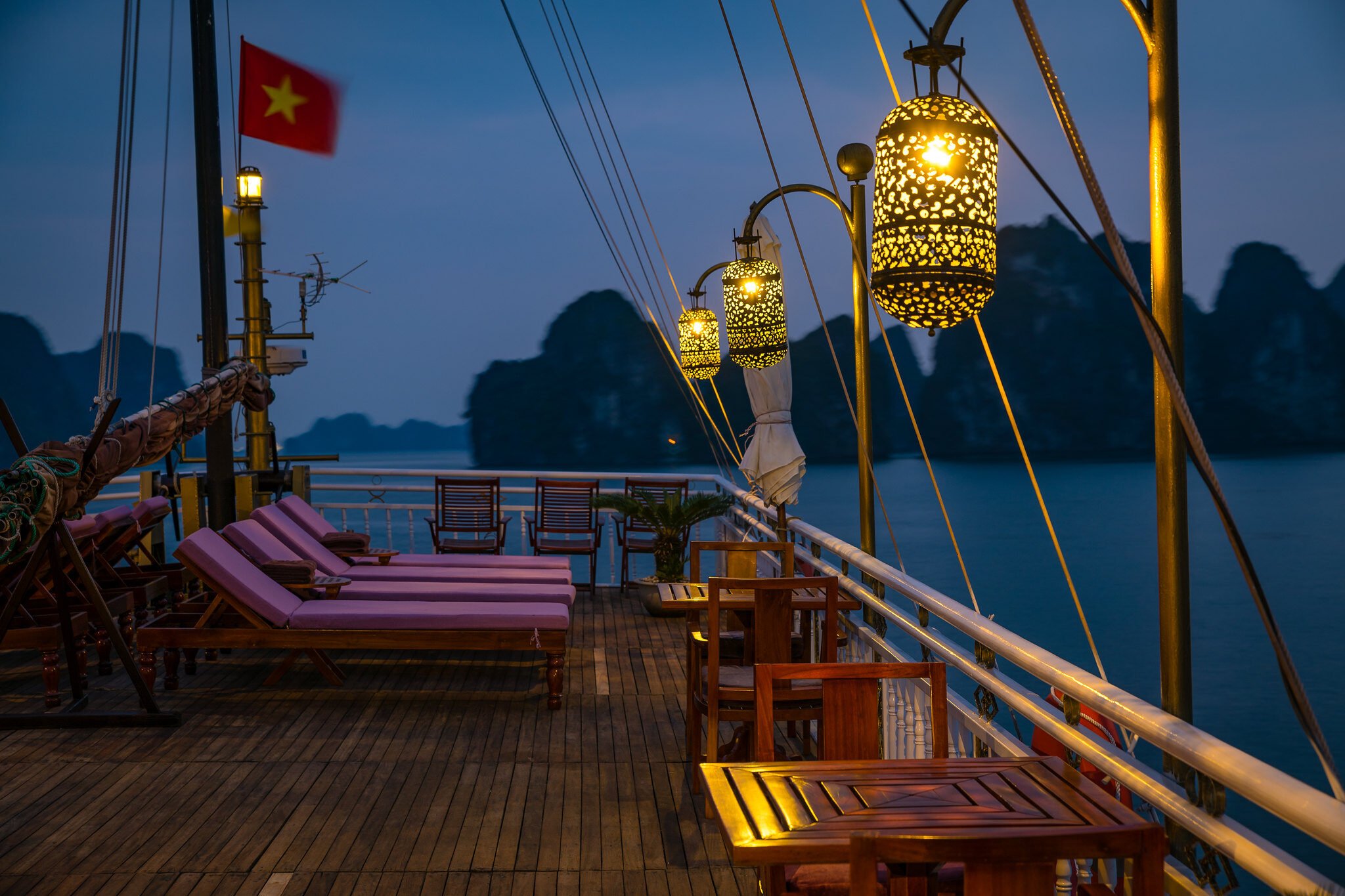 Heritage Line Halong Bay Violet Familienluxusreisen TheFamilyProject Sun Deck at Night