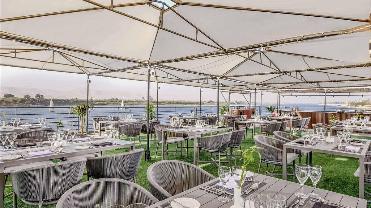 historia-nile-cruise-egypt-familienluxusreisen-thefamilyproject-sundeck-restaurant