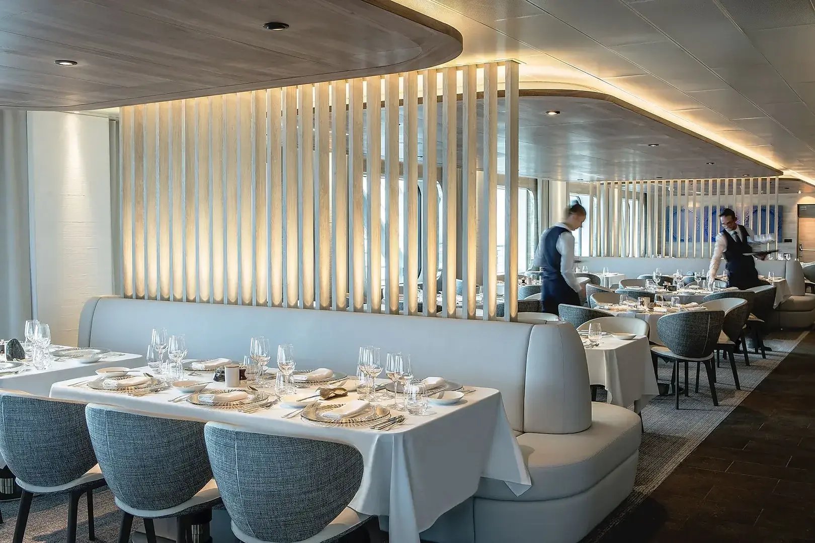 Le Commandant Charcot Dining an Bord