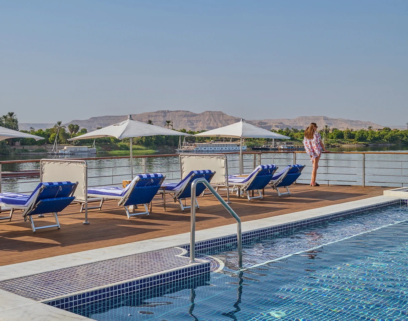 the-oberoi-nile-cruise-zahra-egypt-familienluxusreisen-thefamilyproject-pooldeck