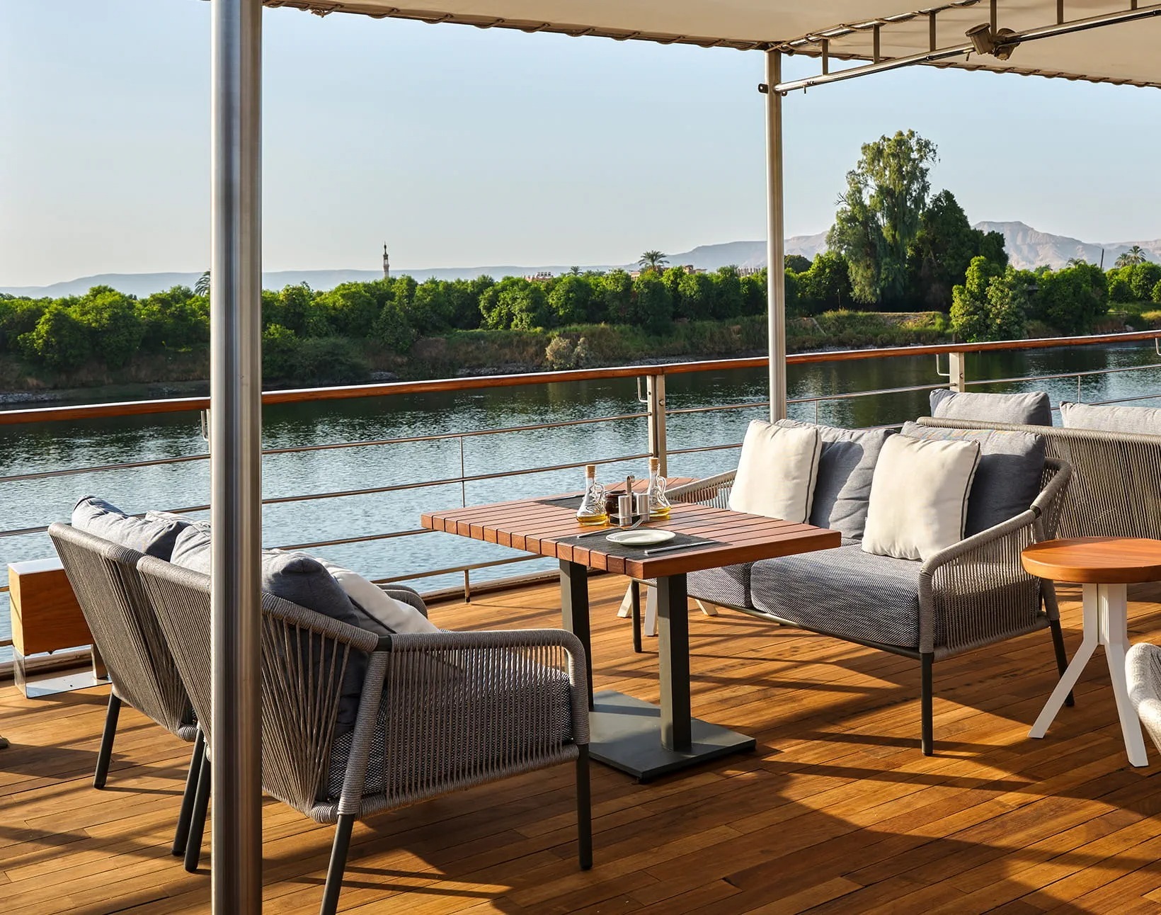 the-oberoi-nile-cruise-zahra-egypt-familienluxusreisen-thefamilyproject-terrasse