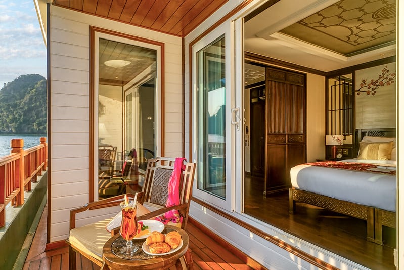 heritage-line-halong-bay-ylang-vietnam-familienluxusreisen-thefamilyproject-cruise-balkon