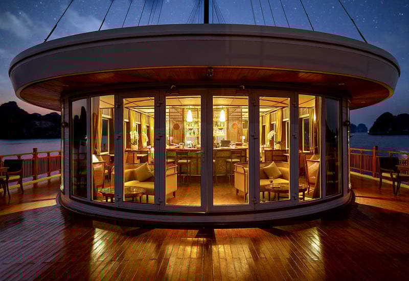 heritage-line-halong-bay-ylang-vietnam-familienluxusreisen-thefamilyproject-cruise-bar