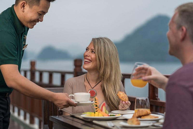 heritage-line-halong-bay-ylang-vietnam-familienluxusreisen-thefamilyproject-cruise-breakfast