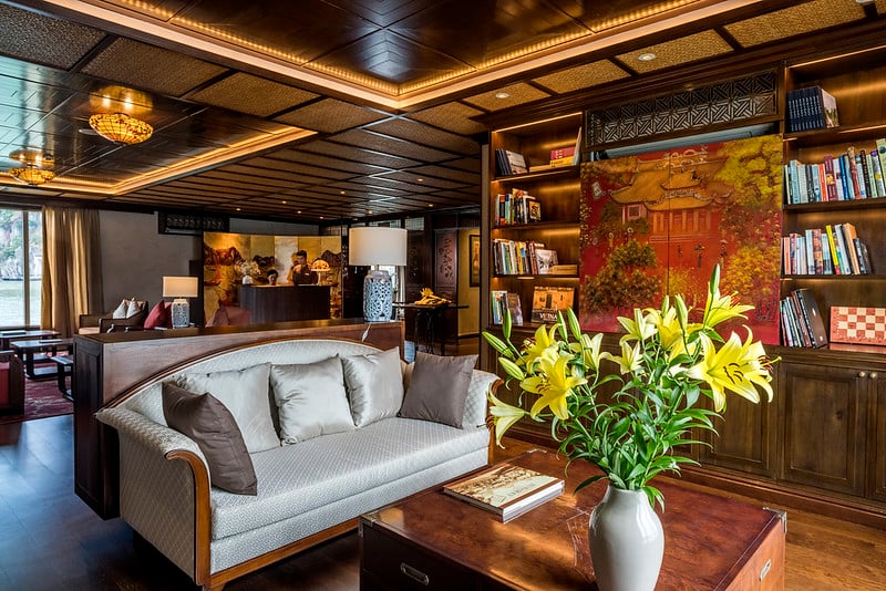 heritage-line-halong-bay-ylang-vietnam-familienluxusreisen-thefamilyproject-cruise-lounge