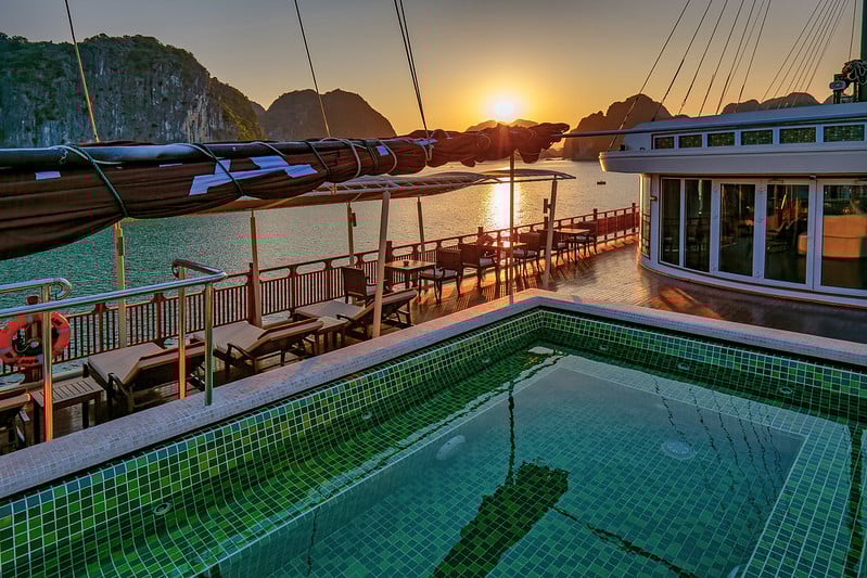 heritage-line-halong-bay-ylang-vietnam-familienluxusreisen-thefamilyproject-cruise-pool