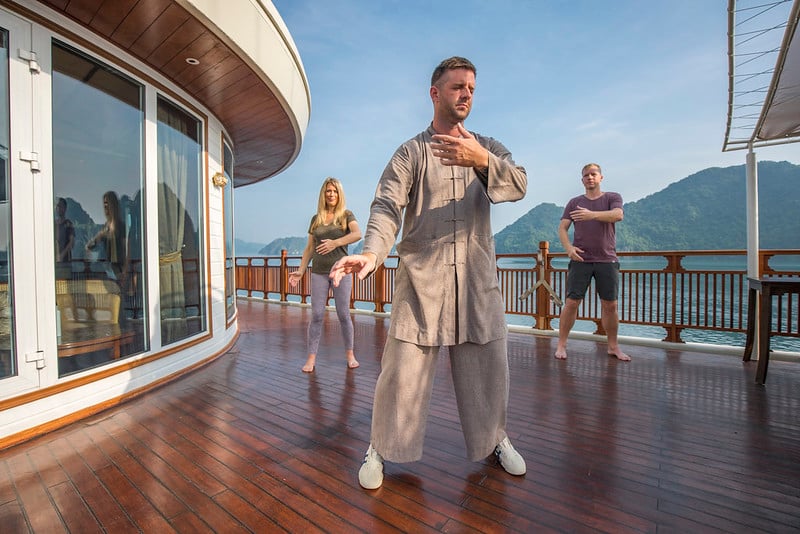 heritage-line-halong-bay-ylang-vietnam-familienluxusreisen-thefamilyproject-cruise-tai-chi