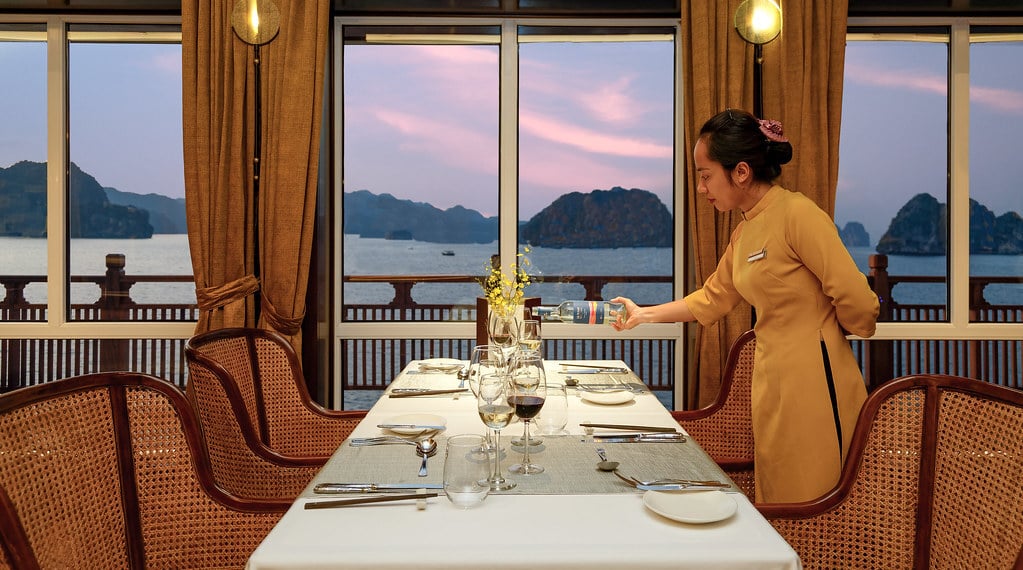 heritage-line-halong-bay-ylang-vietnam-familienluxusreisen-thefamilyproject-cruise-restaurant