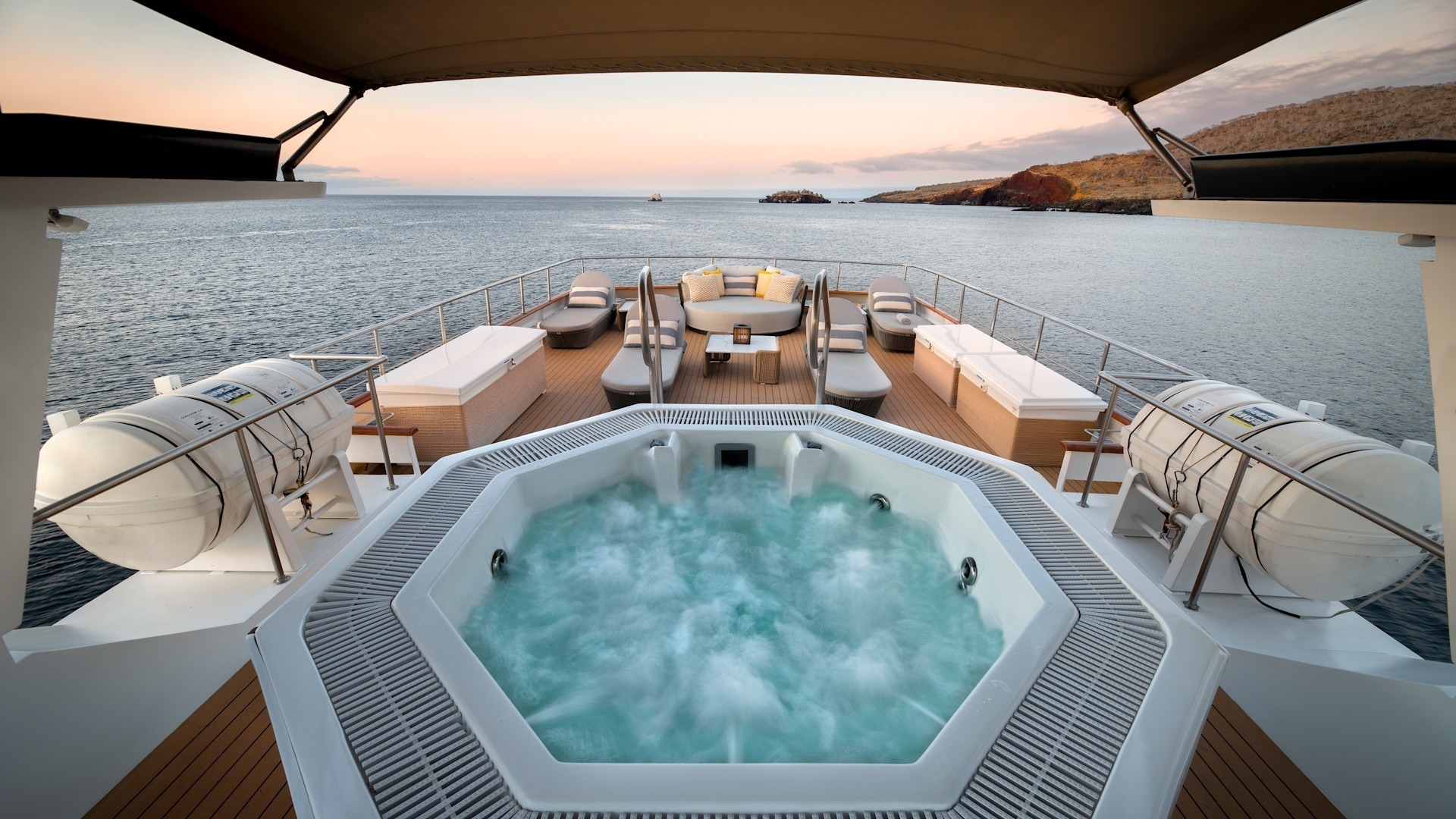 andbeyond-galapagos-explorer-ecuador-familienluxusreisen-thefamilyproject-hot-tub