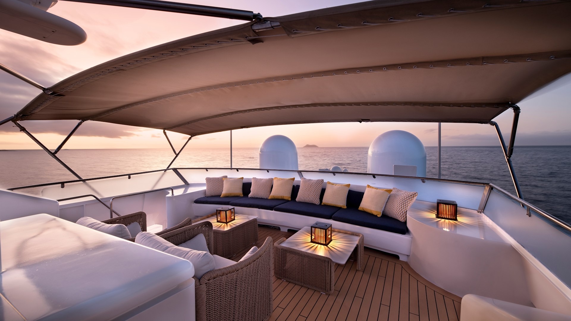 andbeyond-galapagos-explorer-ecuador-familienluxusreisen-thefamilyproject-sonnendeck