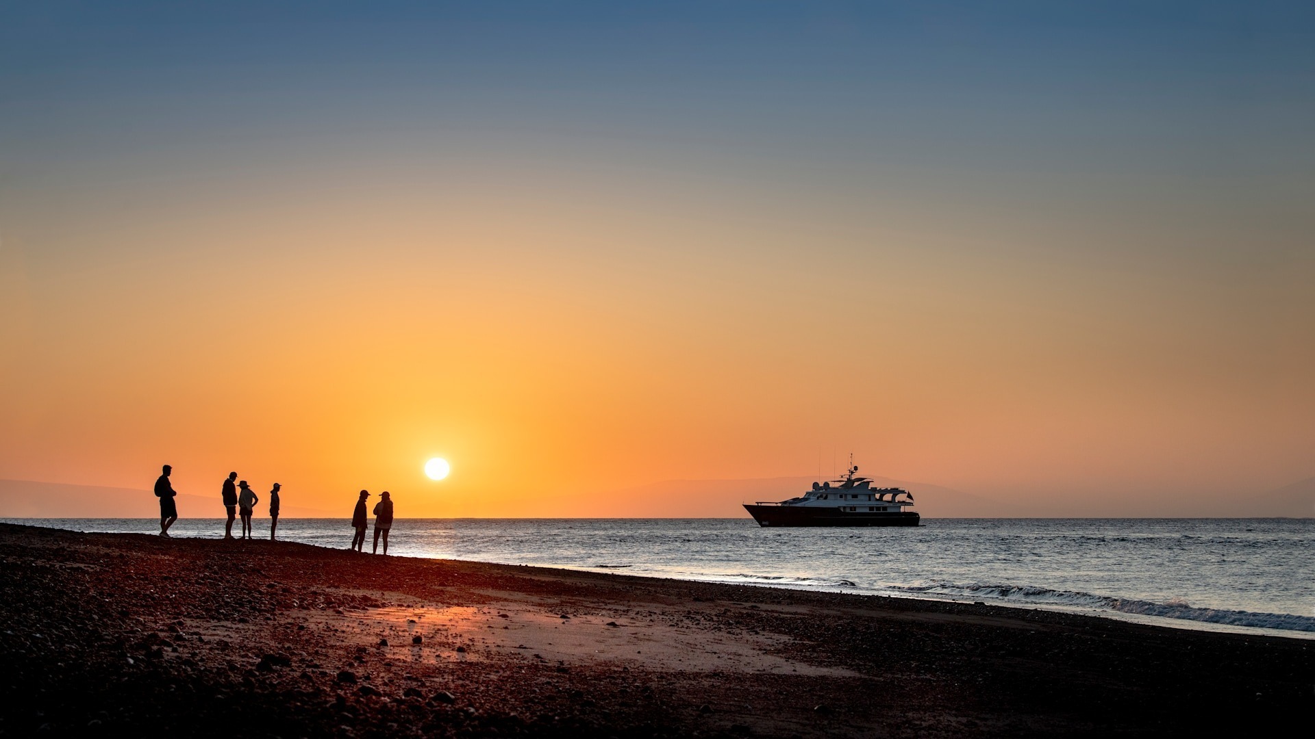 andbeyond-galapagos-explorer-ecuador-familienluxusreisen-thefamilyproject-sonnenuntergang