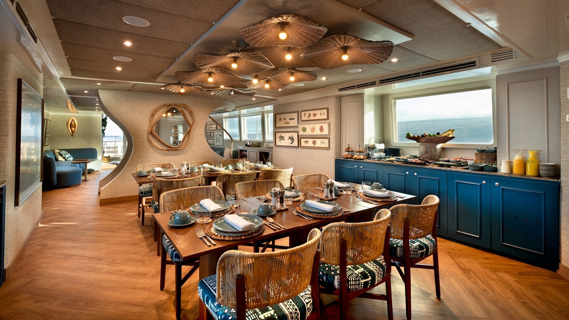 andbeyond-galapagos-explorer-ecuador-familienluxusreisen-thefamilyproject-speiseraum-innen