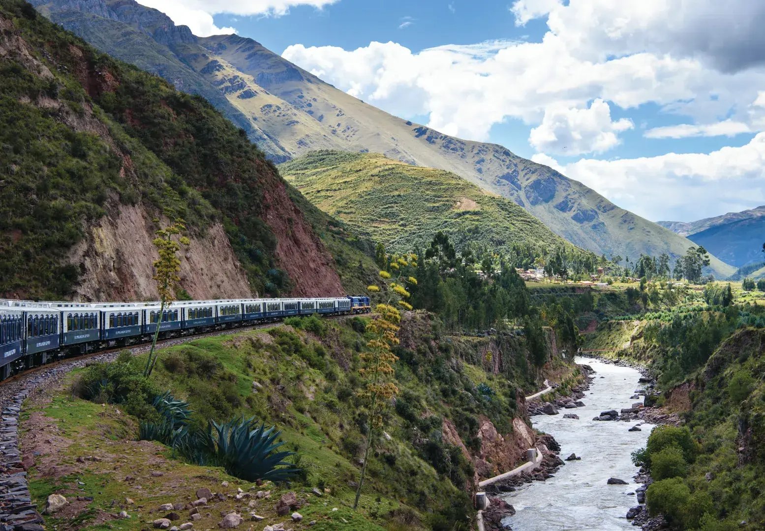1-andean-explorer-exterior