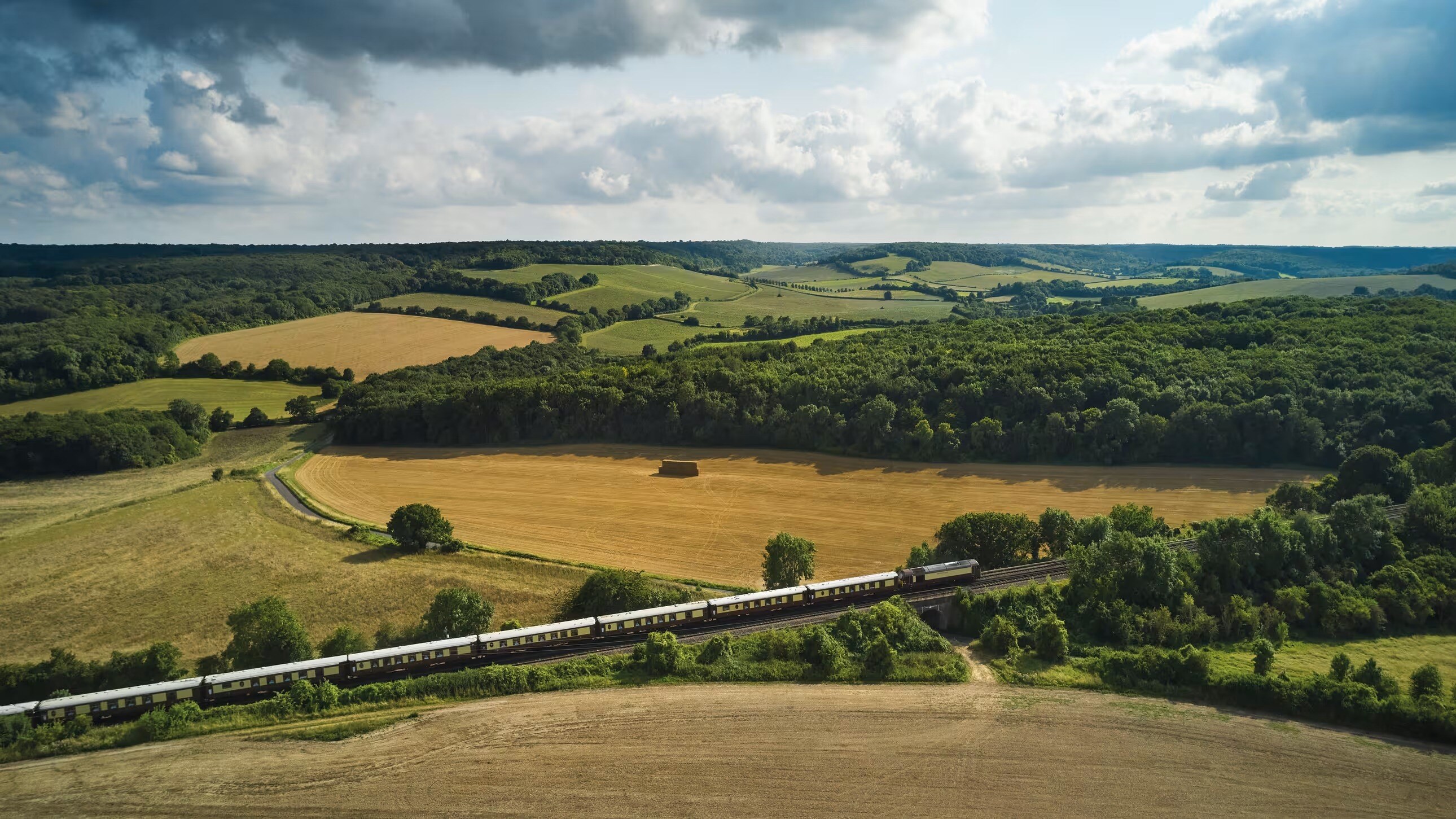 British Pullman A Belmond Train Familienluxusreisen TheFamilyProject Exterior_11zon