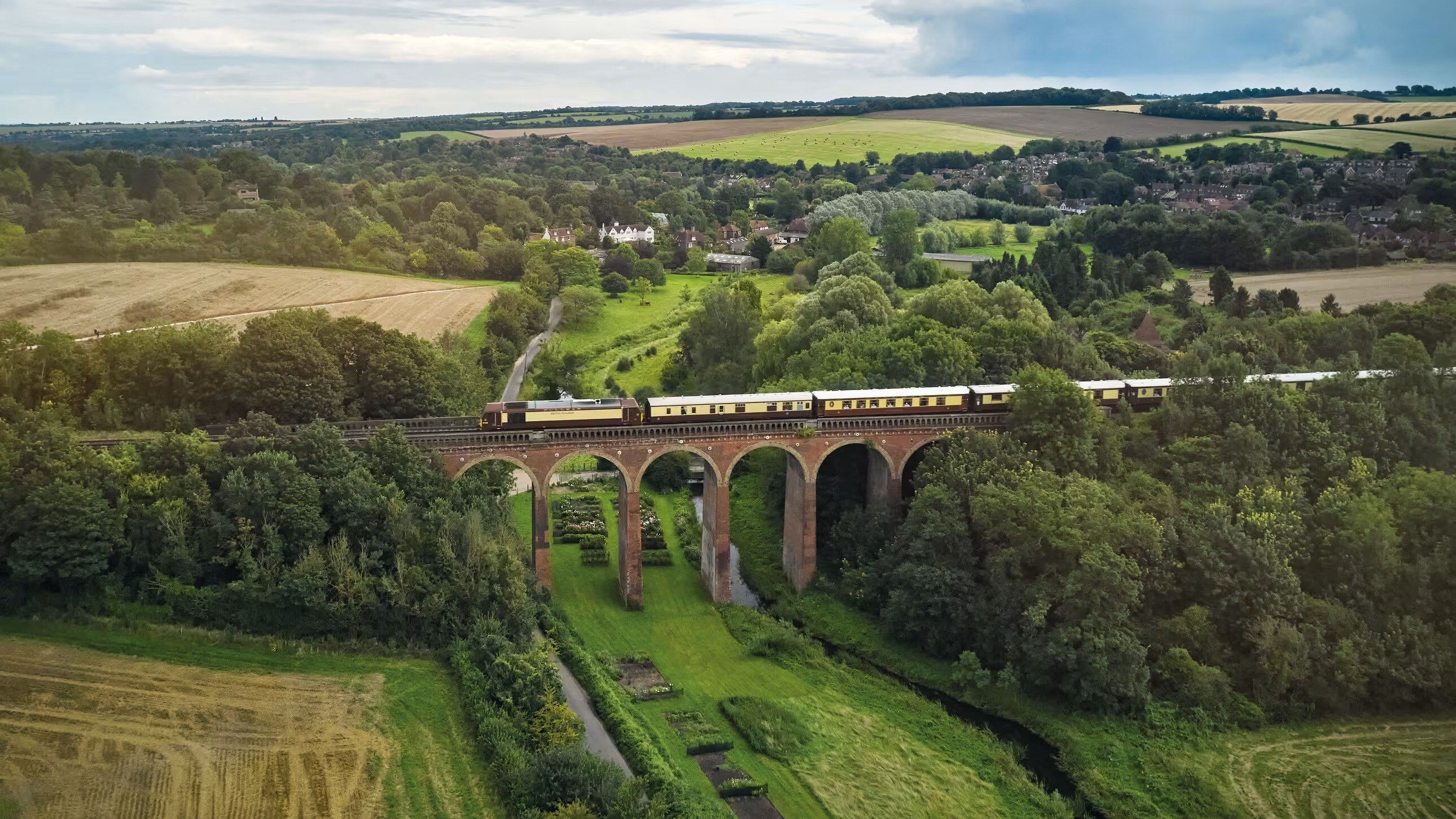 British Pullman A Belmond Train Familienluxusreisen TheFamilyProject Train Exterior_11zon