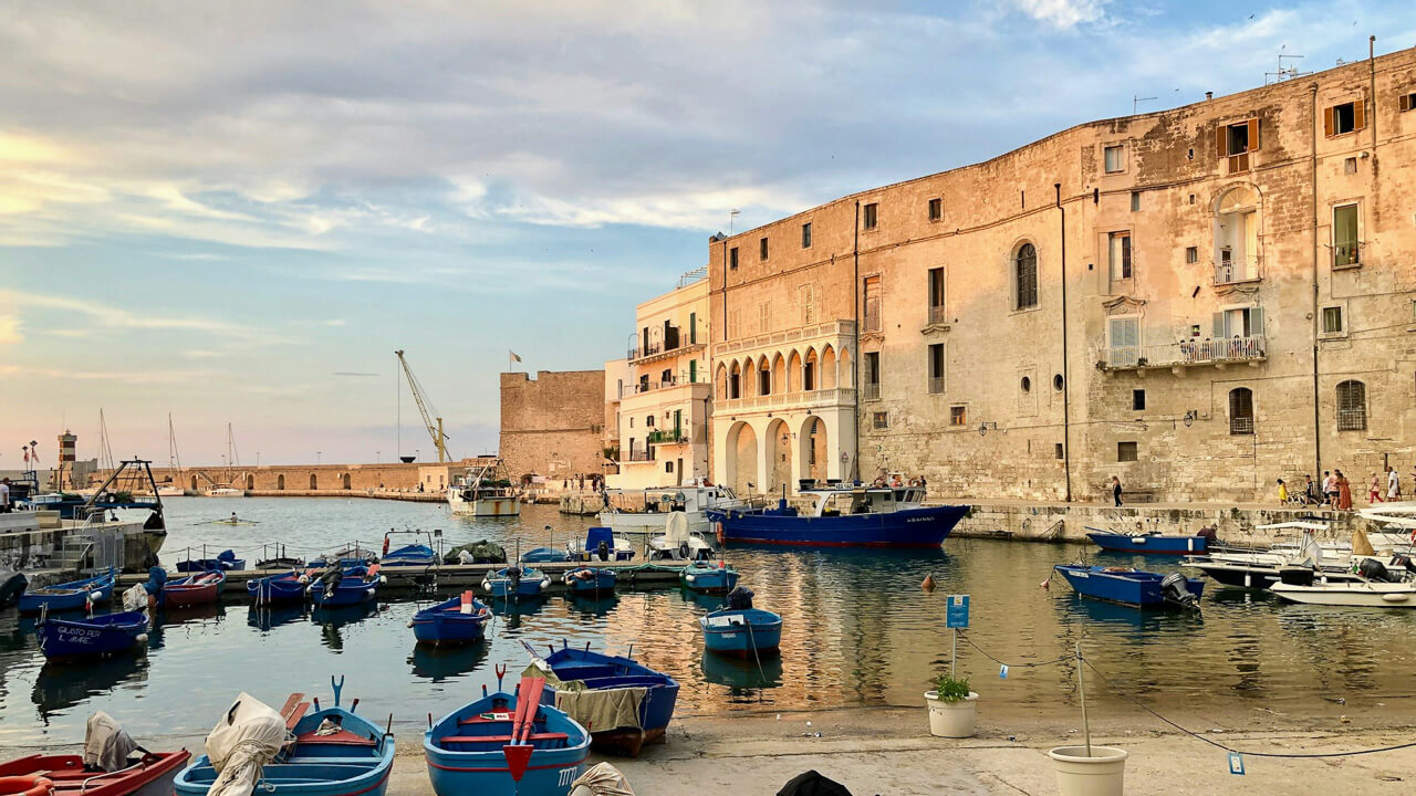 Monopoli in Apulien mit seinen typisch blau-roten Fischerbooten.