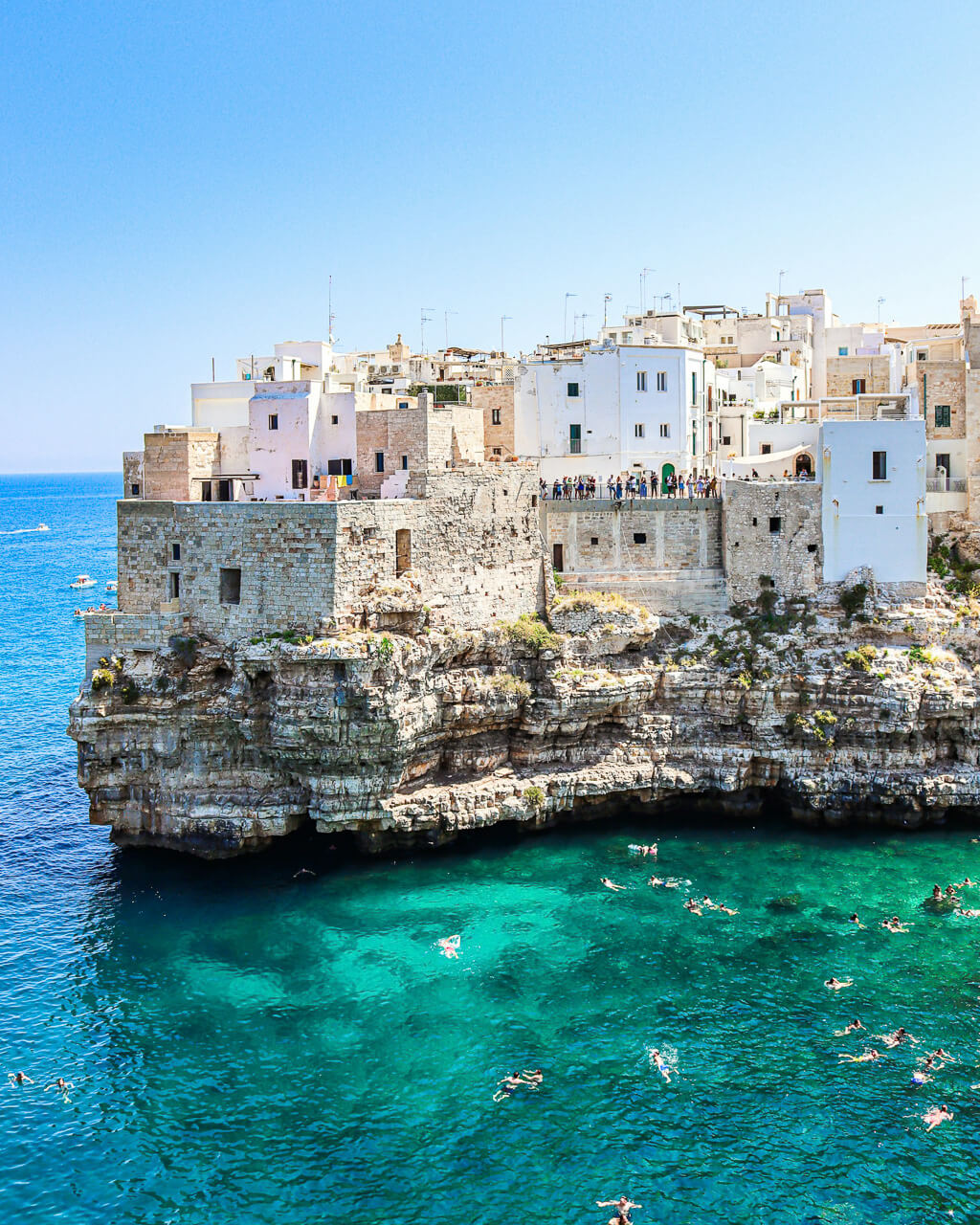 Felsige Küste von Polignano a Mare mit weißen Häusern.