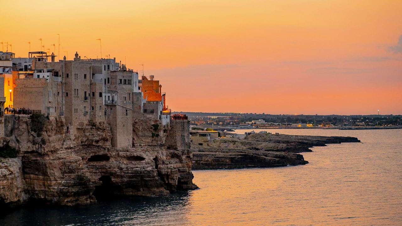 Sonnenuntergang über der Küste von Apulien, Italien.