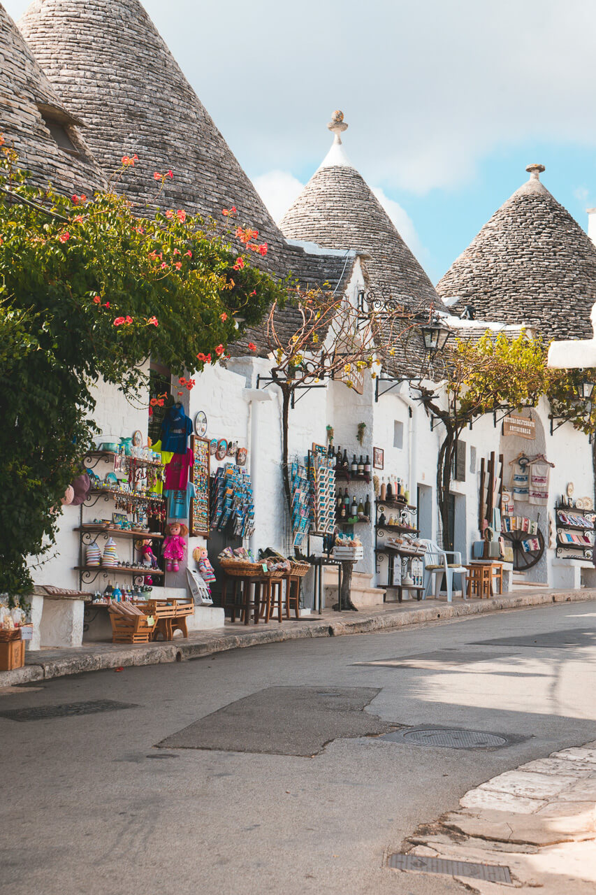 Trulli in Alberobello mit Souvenirständen.