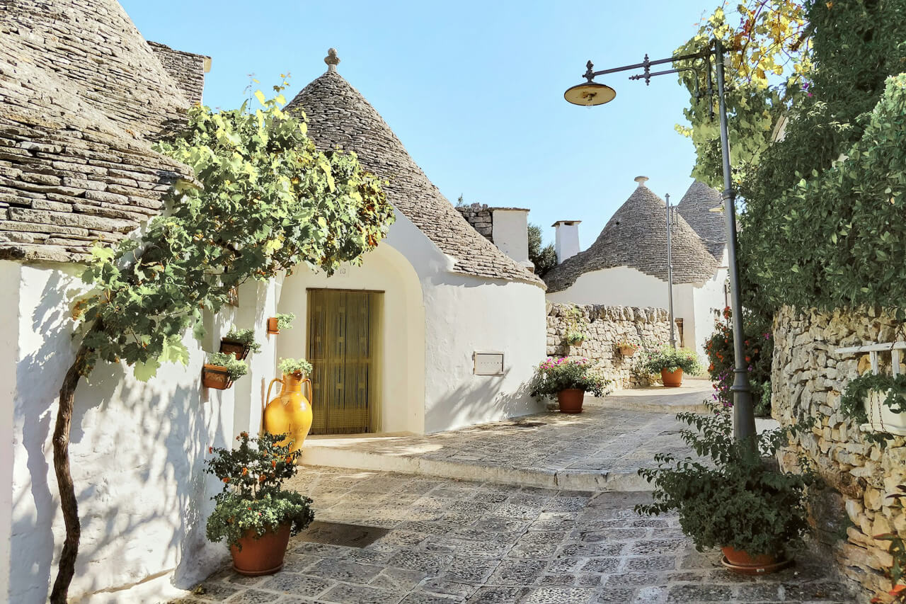 Gasse im apulischen Alberobello mit traditionellen Trulli.