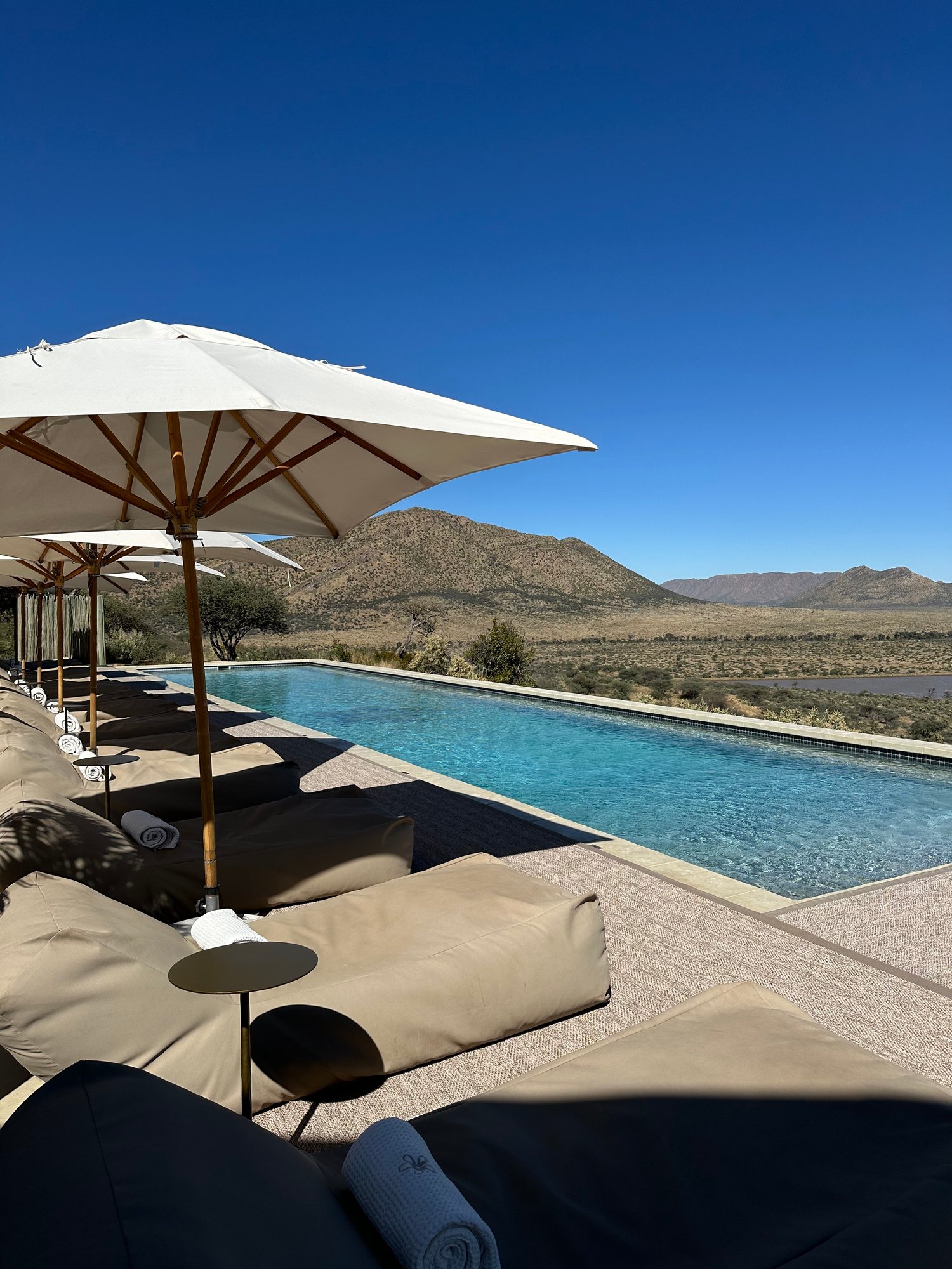 gmundnerlodge-namibia-thefamilyproject-familienluxusreisen-pool