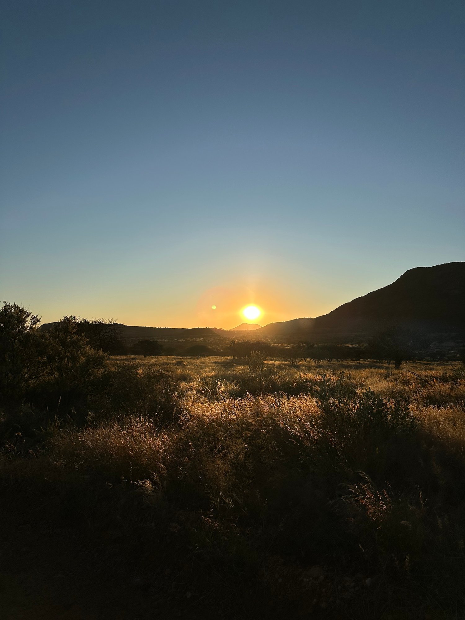 gmundnerlodge-namibia-thefamilyproject-familienluxusreisen-sonnenuntergang