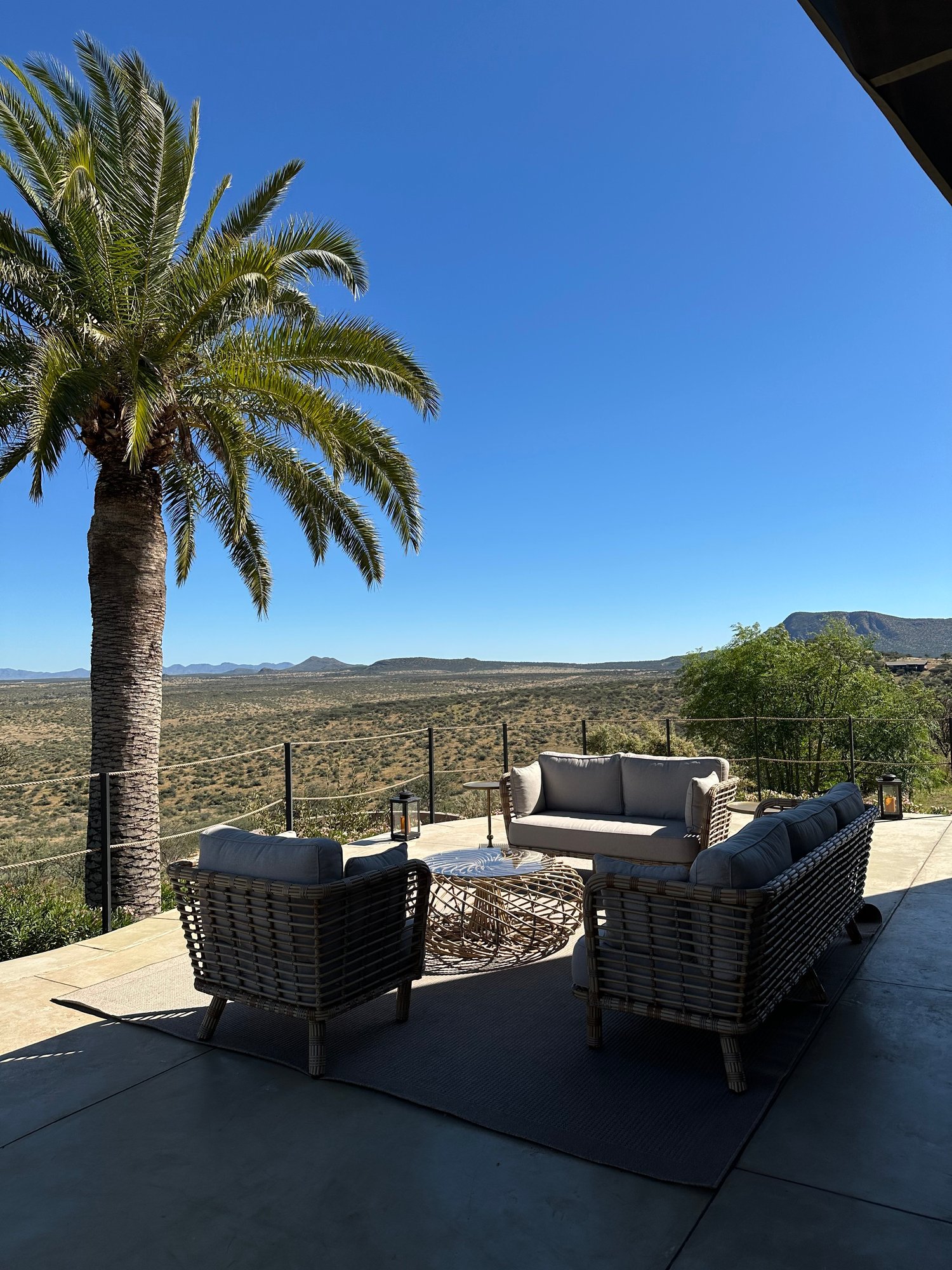 gmundnerlodge-namibia-thefamilyproject-familienluxusreisen-terrasse