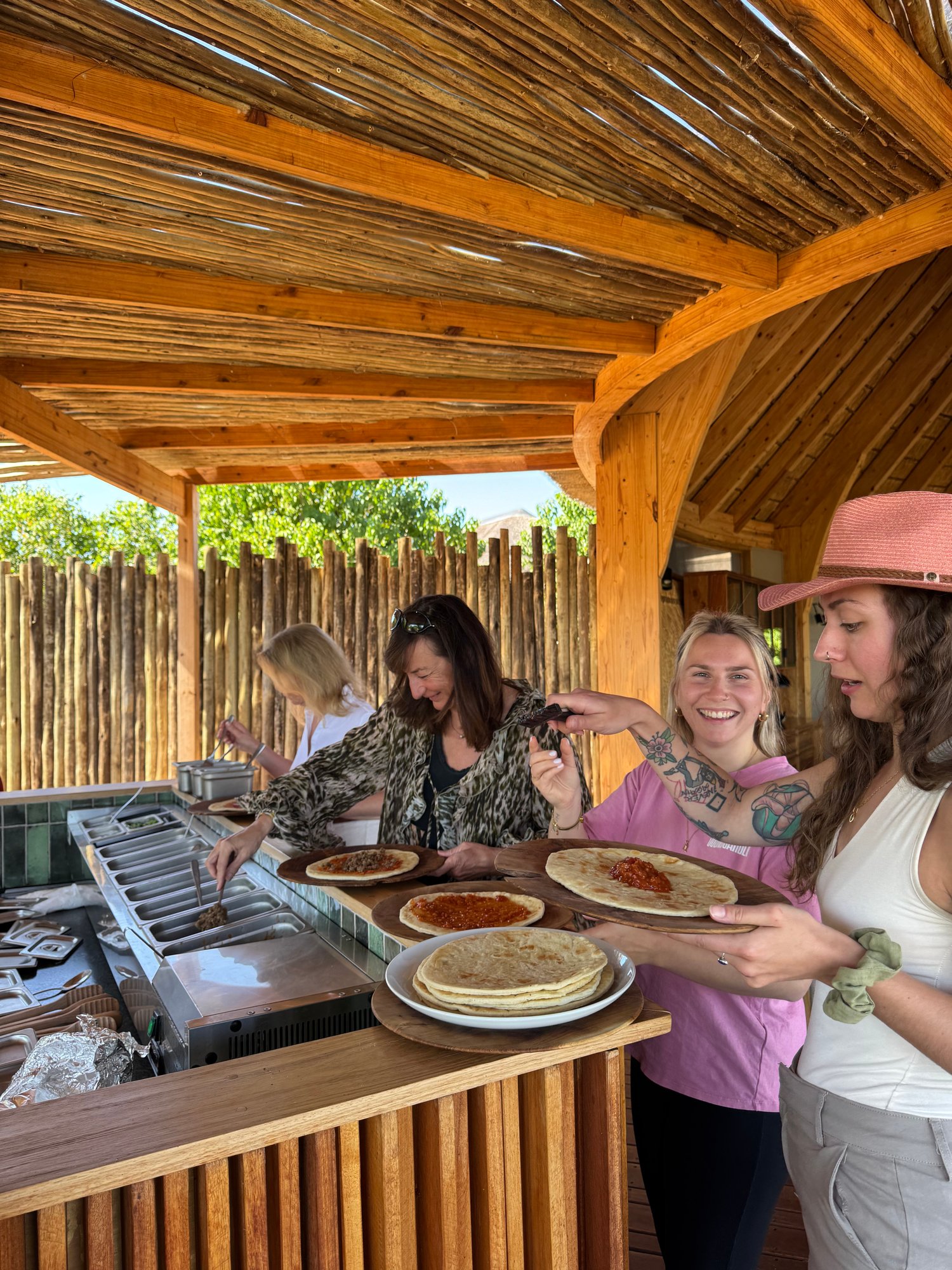 moremi-camp-botswana-familienluxusreisen-thefamilyproject-kochen
