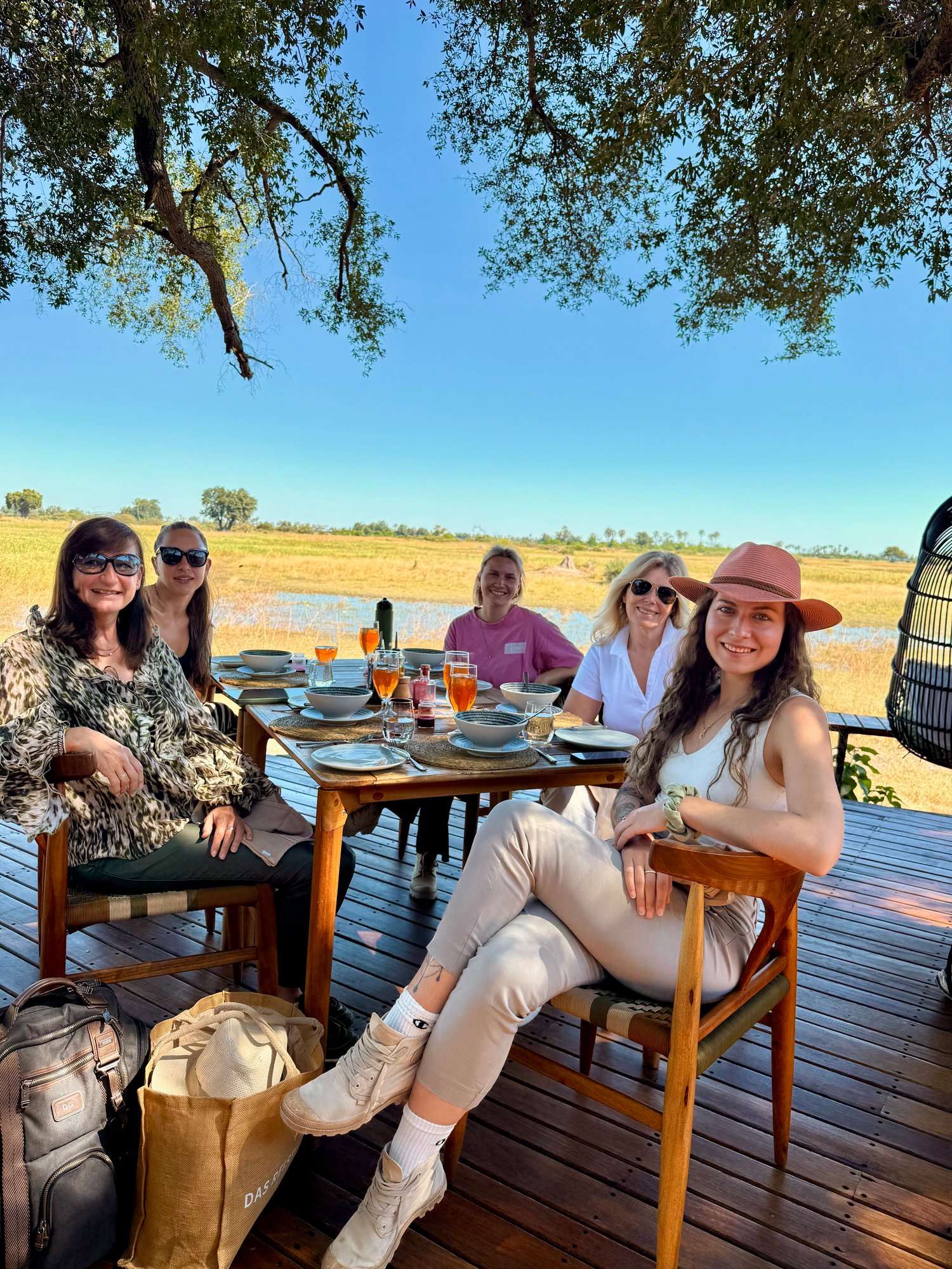 moremi-camp-botswana-familienluxusreisen-thefamilyproject-lunch
