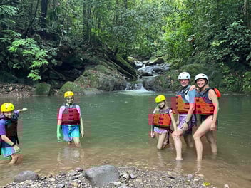 Katrin mit ihrer Familie in Costa Rica