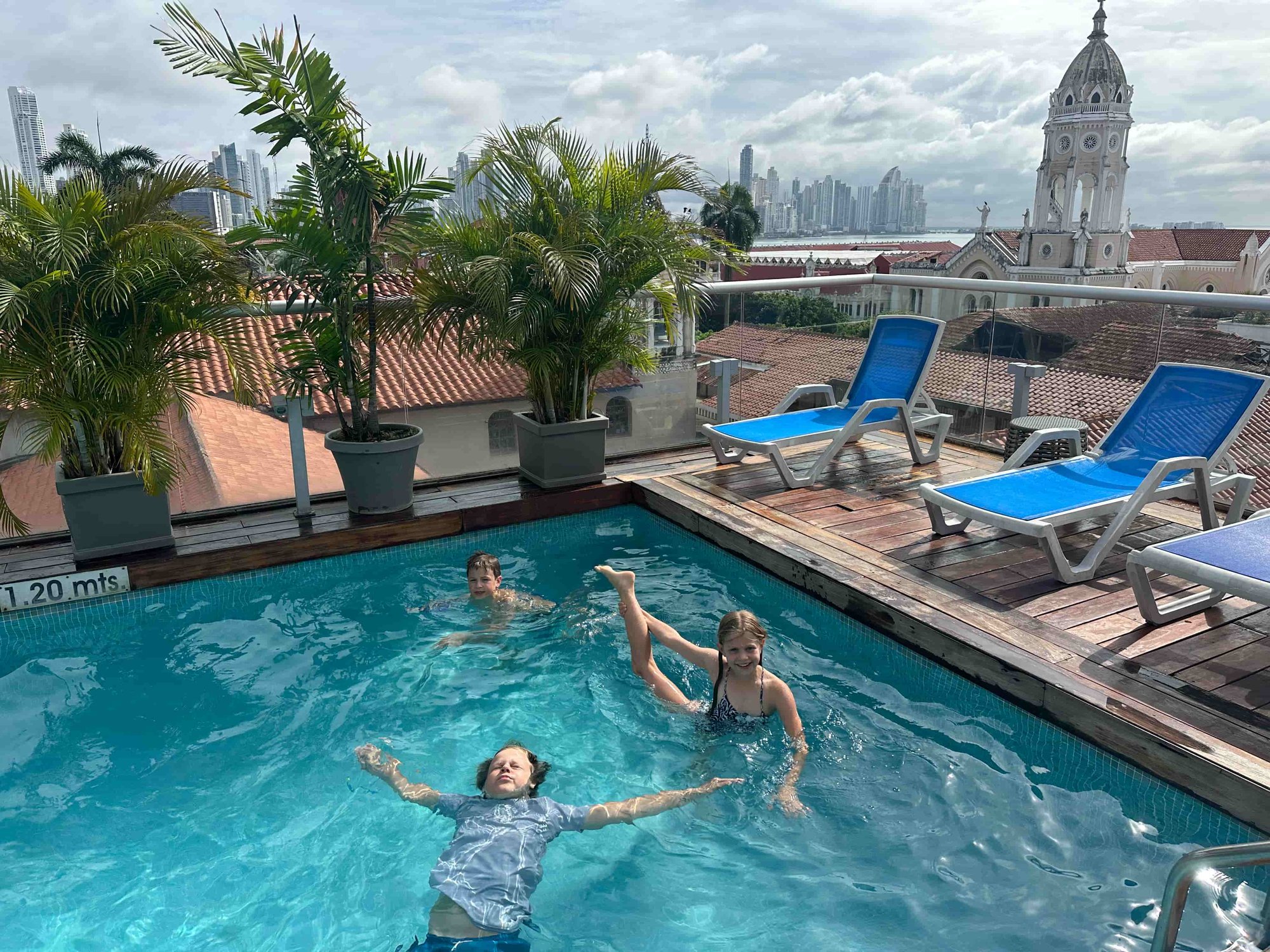 katrin-costa-rica-panama-reisebericht-panamacity-pool