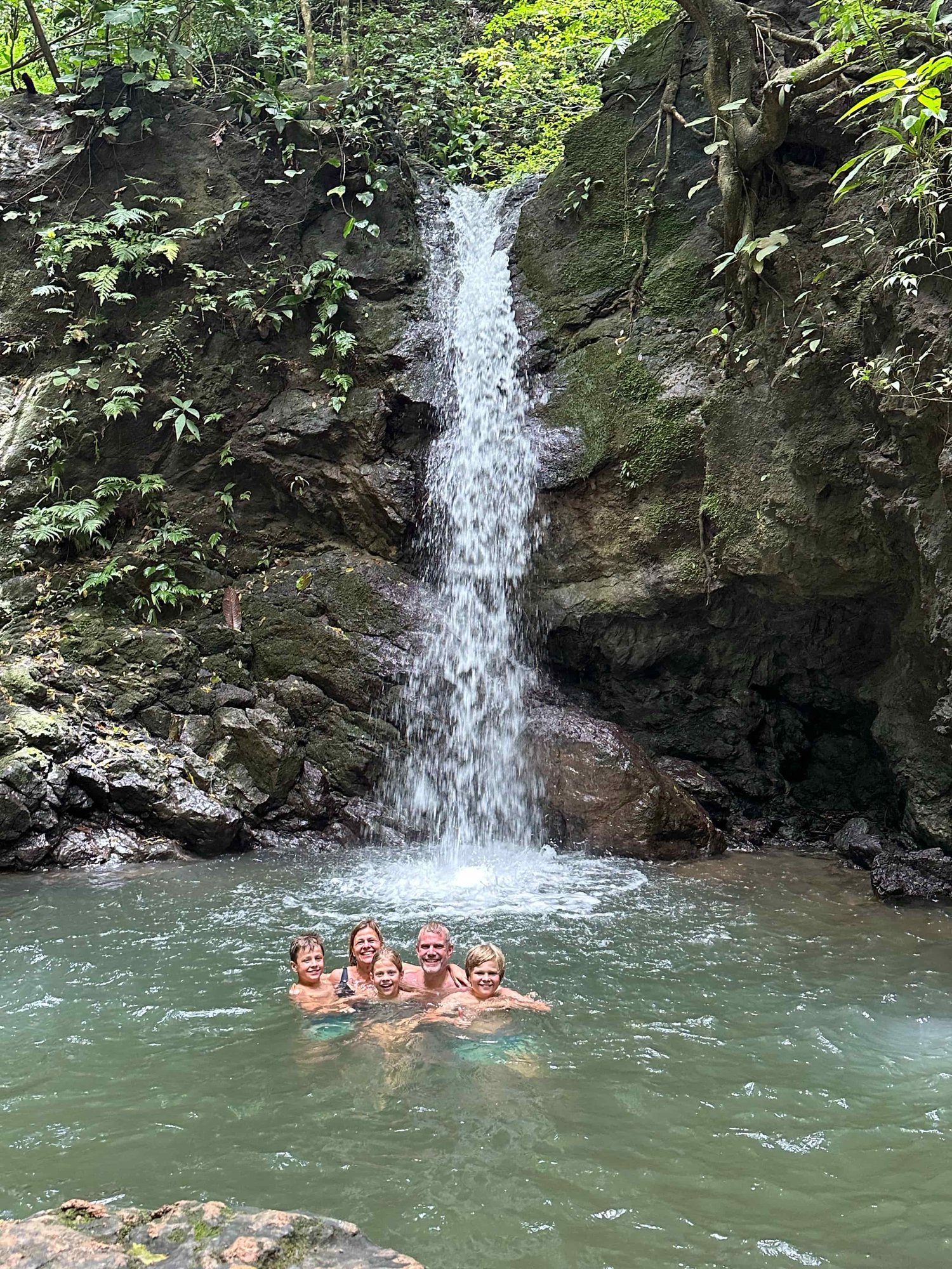 lapas-rio-lodge-katrin-familienluxusreisen-thefamilyproject-wasserfall